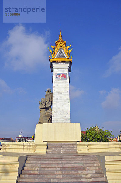 Angkorianisch  Architektur  Asien  Befreiung  Befreiung  Soldat  Denkmal  Denkmal  Figuren  Freundschaft Denkmal  Kambodscha  Kambodschanische  Khmer  Mekongregion  Denkmal  Phnom Penh  Roten Khmer  Sandstein  Ort von Interesse  Soldat  Statue  Schritt Dach  Süd-Ost-Asien  Turm  Turm  Vietnam  vietnamesische  Skulptur zu befreien