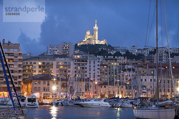 Hafen Motorjacht Frankreich Wohnhaus Abend Gebäude Reise Stadt Großstadt Urlaub Boot Kirche Marseille