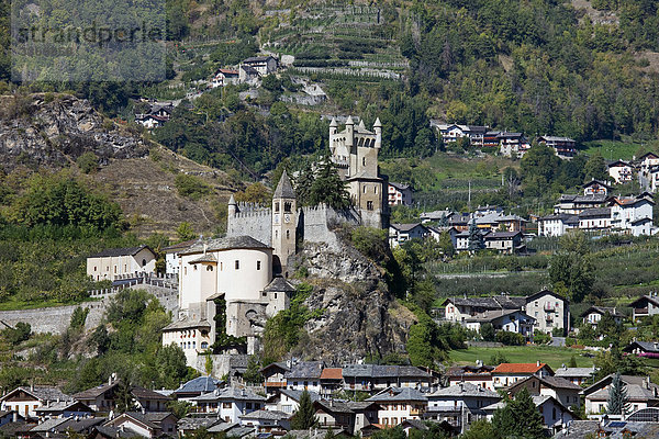 Italien  Aostatal  Valle d ' Aosta  Saint Pierre  Burg  Burg  Dorf  Urlaub  Reisen
