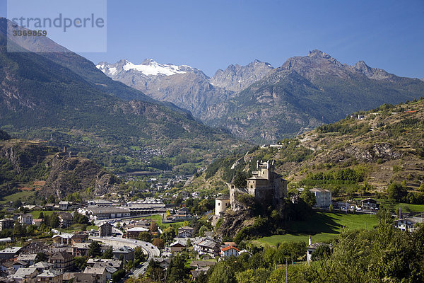 Italien  Aostatal  Valle d ' Aosta  Saint Pierre  Burg  Burg  Dorf  Berge  Urlaub  Reisen