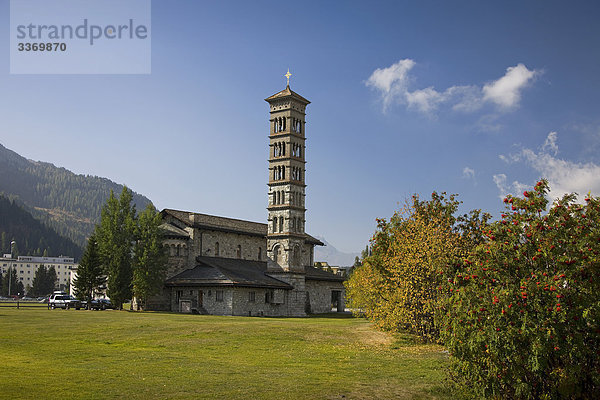Schweiz  Graubünden  Graubünden  Engadin  Saint Moritz  San Carlo  Kirche  im romanischen Stil  Urlaub  Reisen
