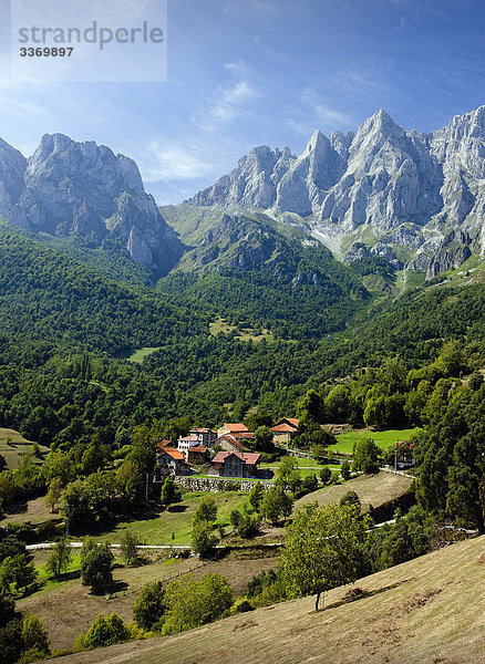 Spanien  Cantabria  Picos de Europa  National Park  mit Pot  Tanarrio  Dorf  Berge  Urlaub  Reisen
