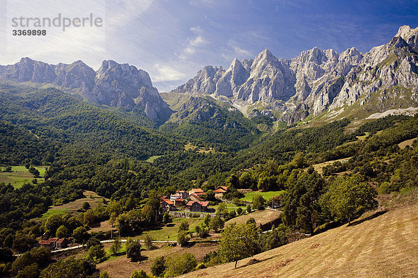 Spanien  Cantabria  Picos de Europa  National Park  mit Pot  Tanarrio  Dorf  Berge  Urlaub  Reisen