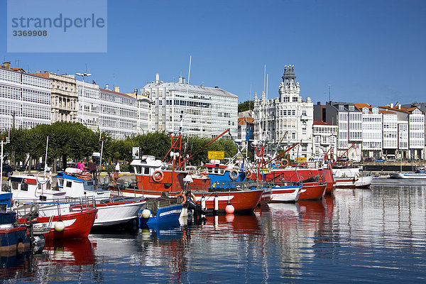 Hafen Wohnhaus Gebäude Reise Urlaub Boot Jachthafen Galicien La Coruna Spanien