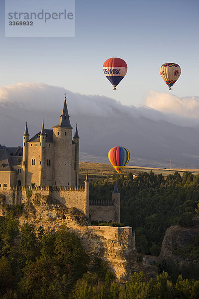 Spanien  Kastilien und Leon  Segovia  El Alcazar  Burg  Burg  kulturelle Erbe von Welt  Ballons  Heißluftballon  Urlaub  Reisen