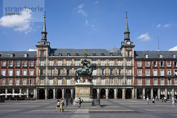 Spanien  Madrid  Plaza Mayor  Ort  Raum  König Felipe Lll  Denkmal  Statue  Urlaub  Reisen