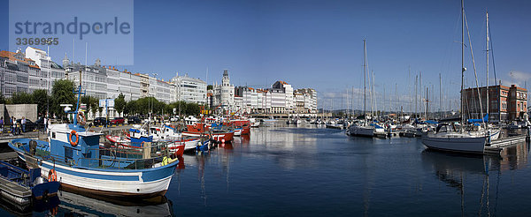 Spanien  Galicien  Galicien  La Coruna  Marina  Hafen  Port  Boote  Meer  Fassaden  Urlaub  Reisen