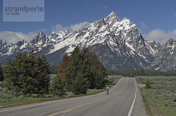 Fahrrad-Fahrer auf  Highway  Teton Gebirges  Grand Teton National Park  Wyoming  USA
