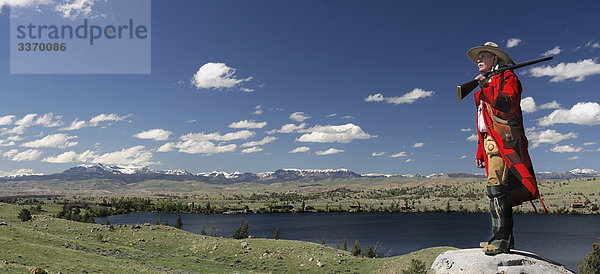Panorama  Re-enactor Steve Banken in Mountain Mann Kostüm mit Gewehr  Dubois  Wyoming  USA