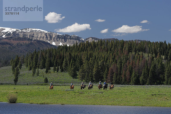 Reiter auf See  Flying A Ranch  Pinedale  Wyoming  USA