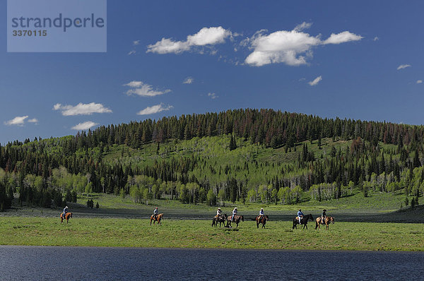 Reiter auf See  Flying A Ranch  Pinedale  Wyoming  USA