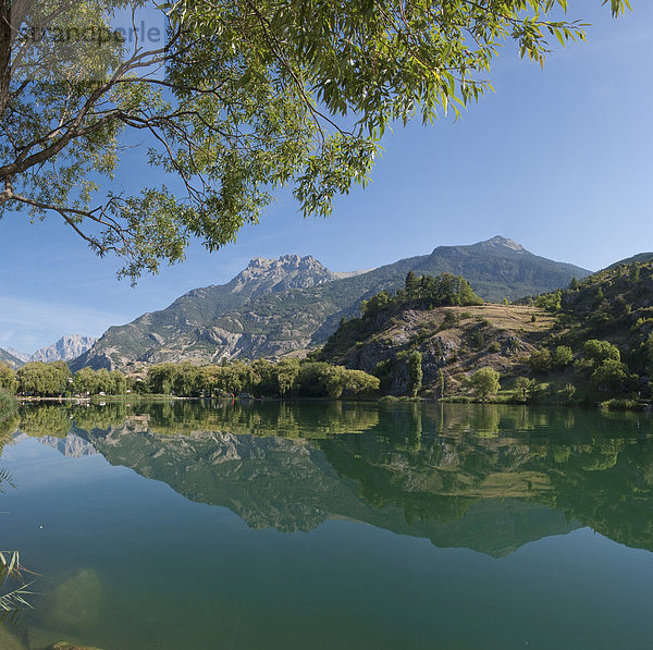 Berg-See  La Roche-de-Rame  Hautes-Alpes  Frankreich  Landschaft  Wasser  Sommer  Berge  See  Reflections  Frankreich  Horizontal