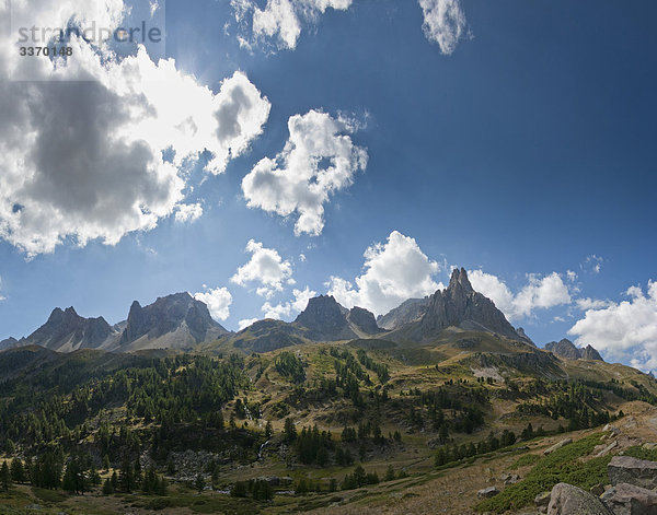 Val De La Clarée  Créte de Queyrelin  Névache  Briançonnais  Hautes-Alpes  Frankreich  Landschaft  Feld  Wiese  Sommer  Berge  Hügel  Wolken  Frankreich  Horizontal