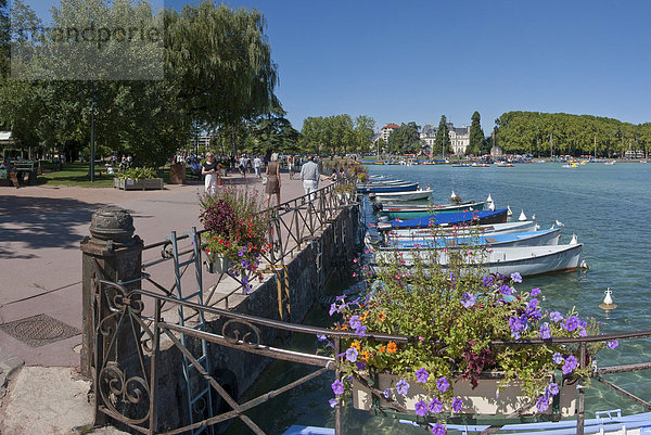 Quai Napoléon III  Vieil Annecy  Haute-Savoie  Frankreich  Stadt  Dorf  Wasser  Blumen  Sommer  See  Menschen  Schiffe  Boot  Frankreich  Horizontal