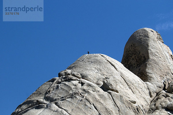 Kletterer auf Monzonit Granit Felsen Gesicht  Joshua Tree Nationalpark  Kalifornien  USA  April 2009