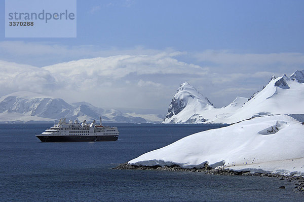 Antarktis  Antarktis  Cuverville Island  Gletscher  Eis  Kreuzfahrtschiff  Schiff