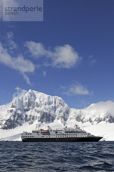 Antarktis  Antarktis  Kreuzfahrtschiff  Cruiseship  Albert MS Prinz 2  Silversea Expeditionen  Berge  Gletscher