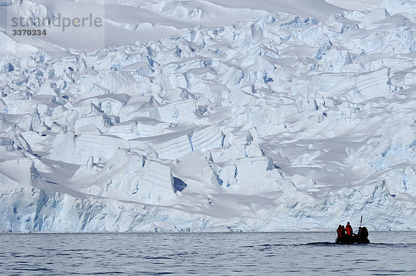 Antarktis  Antarktis  Paradise Bay  Paradise Bay  Station  Almirante Brown  Gletscher  Schlauchboot  Rettungsinsel