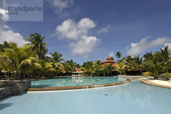 Sainte Anne  den Seychellen  Seychellen  Hotel Sainte Anne Beachcomber Resort  Pool  Palmen