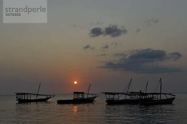 Afrika  Tanzania  Tansania  Sansibar  Stone Town  Stonetown  Boote  Sonnenuntergang