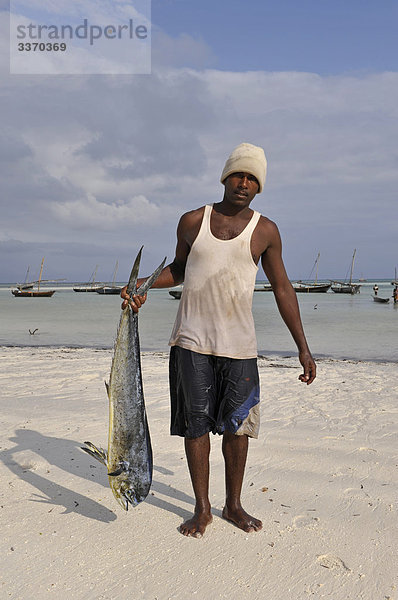 Afrika  Tanzania  Tansania  Sansibar  Nordküste  Nungwi  Mann  Mann  Fisch  Strand  Strand