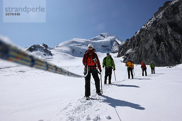 Bergsteigen Portrait Berg Winter 5 gehen Seil Tau Strick Mensch Eis wandern Alpen Klettern Moräne Saas Fee Schnee schweizerisch Schweiz Wintersport Kanton Wallis