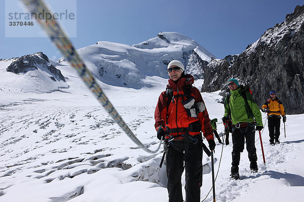 Bergsteigen Portrait Berg Winter gehen Seil Tau Strick Mensch Eis wandern Alpen 3 Klettern Moräne Saas Fee Schnee schweizerisch Schweiz Wintersport Kanton Wallis