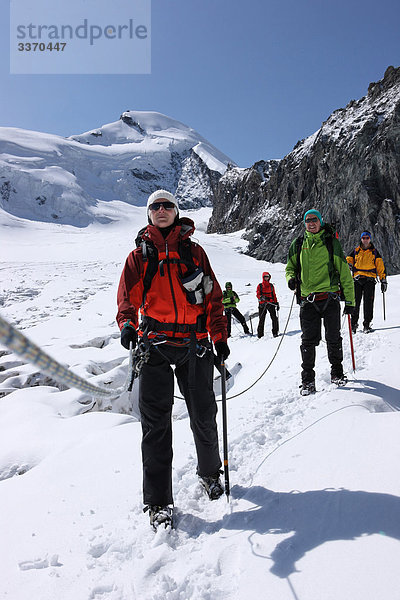 Bergsteigen Portrait Berg Winter 5 gehen Seil Tau Strick Mensch Eis wandern Alpen Klettern Moräne Saas Fee Schnee schweizerisch Schweiz Wintersport Kanton Wallis