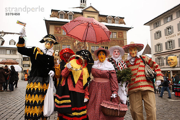 Karnevalskostüm Portrait Tradition Regenschirm Schirm Mensch Karneval Umzug umziehen ausziehen einziehen Maske Folklore schweizerisch Schweiz