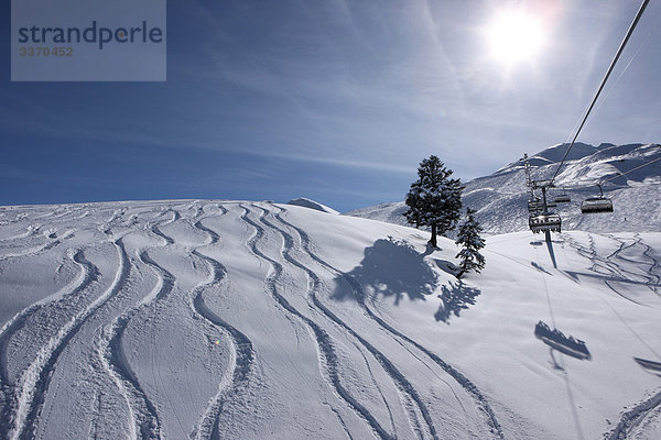 Skilift Landschaftlich schön landschaftlich reizvoll Rollbahn Winter Baum schnitzen Skisport Ski Spur Gegenlicht Schnee schweizerisch Schweiz Wintersport