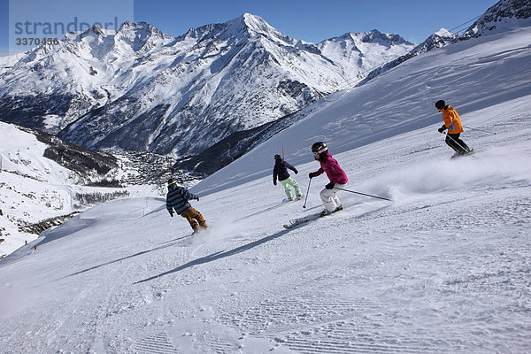 Rollbahn Berg Winter Snowboarding 4 Mensch schnitzen Skisport Ski Saas Fee Schnee schweizerisch Schweiz Wintersport Kanton Wallis