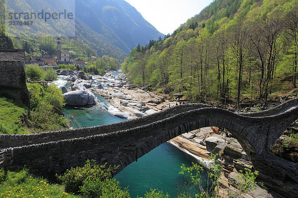 Landschaftlich schön landschaftlich reizvoll Brücke Natur fließen Fluss Bach Dorf schweizerisch Schweiz Verzasca Kanton Tessin Südschweiz Gewässer