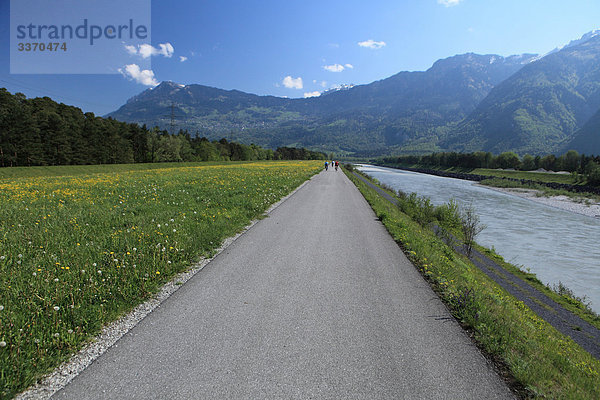 Blumenwiese Landschaftlich schön landschaftlich reizvoll Berg Sommer Fahrrad Rad 06 Perspektive Natur fließen Fluss schweizerisch Schweiz Weg Gewässer