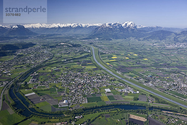 Landschaftlich schön landschaftlich reizvoll Berg fliegen fliegt fliegend Flug Flüge Vogelperspektive fließen Fluss Feld Alpen Draufsicht Luftbild Rheintal schweizerisch Schweiz Gewässer