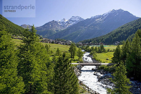 Landschaftlich schön landschaftlich reizvoll Berg Baum Wald Brücke Natur fließen Fluss Holz Saas Fee schweizerisch Schweiz Kanton Wallis