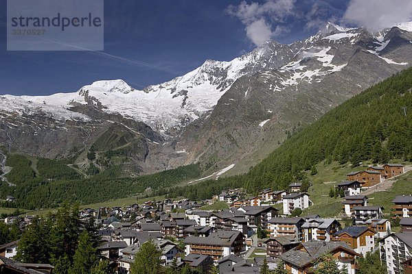 Landschaftlich schön landschaftlich reizvoll Wohnhaus Gebäude Draufsicht Platz Saas Fee schweizerisch Schweiz Kanton Wallis