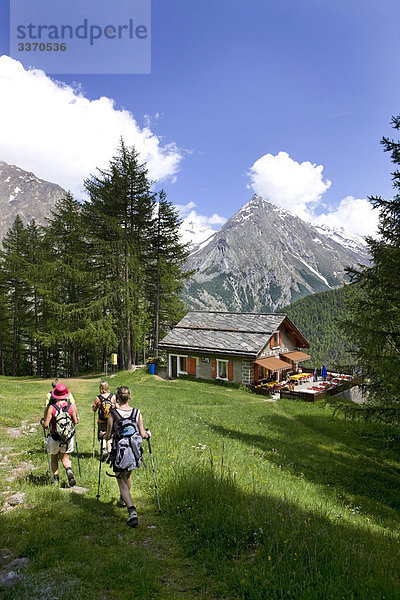 Landschaftlich schön landschaftlich reizvoll Schweizer Flagge Schweizer Flaggen Berg 4 Wolke gehen wandern Alpen Ziehbrunnen Brunnen Saas Fee schweizerisch Schweiz Kanton Wallis