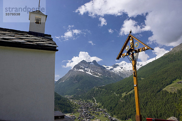 Landschaftlich schön landschaftlich reizvoll überqueren Kirche Religion Kapelle Kreuz Platz schweizerisch Schweiz Kanton Wallis