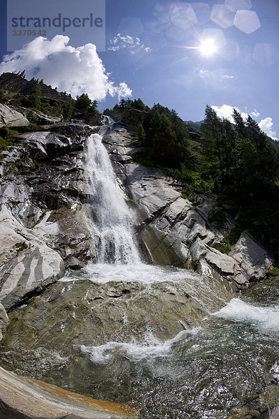 Natur fließen Fluss Bach Wasserfall Gegenlicht Sonne schweizerisch Schweiz Kanton Wallis