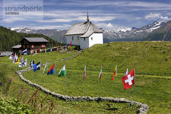 Landschaftlich schön landschaftlich reizvoll Berg Kirche Dorf Fahne Wiese Bettmeralp schweizerisch Schweiz Kanton Wallis