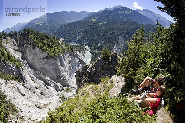 Landschaftlich schön landschaftlich reizvoll gehen Mensch Paar Paare fließen Fluss wandern Ansicht zwei Personen 2 Schlucht Kanton Graubünden schweizerisch Schweiz