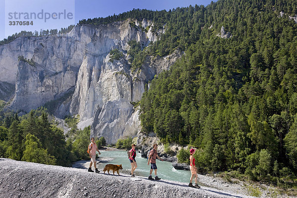 Landschaftlich schön landschaftlich reizvoll 4 gehen Mensch Hund fließen Fluss wandern Schlucht Kanton Graubünden schweizerisch Schweiz