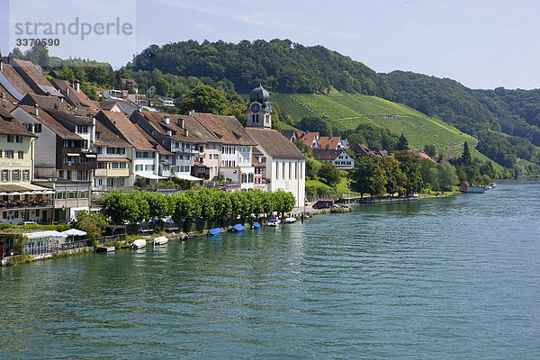 Landschaftlich schön landschaftlich reizvoll Boot fließen Fluss Altstadt schweizerisch Schweiz Kanton Zürich