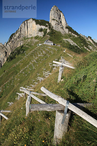 Felsbrocken Landschaftlich schön landschaftlich reizvoll bauen Hütte Berg Anordnung gehen Schutz Gebäude Steilküste Holz wandern Lawine Gehege schweizerisch Schweiz Berghütte Almhütte