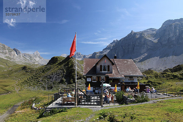 sitzend Landschaftlich schön landschaftlich reizvoll Hütte Berg Mensch Restaurant Natur Fahne Hotel Terrasse schweizerisch Schweiz Berghütte