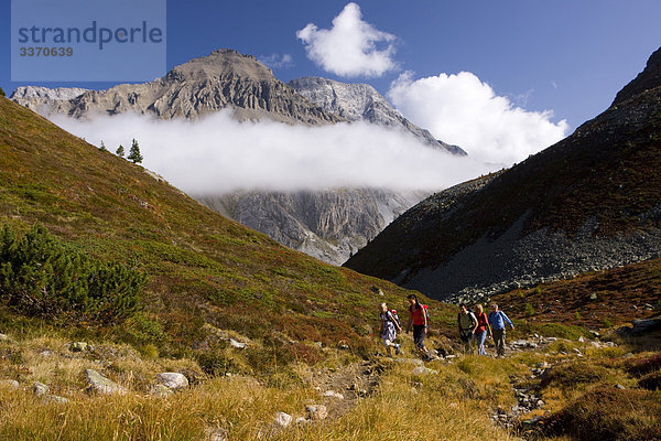Landschaftlich schön landschaftlich reizvoll Berg Wolke gehen Weg Mensch Natur wandern Kanton Graubünden Wanderweg schweizerisch Schweiz
