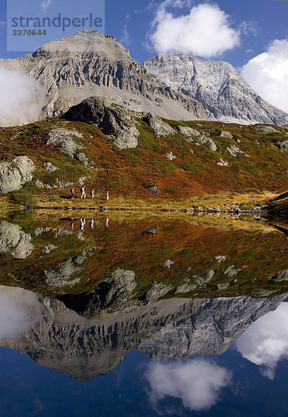 Landschaftlich schön landschaftlich reizvoll Berg Wolke gehen Weg Mensch See Natur wandern Kanton Graubünden Wanderweg Bergsee schweizerisch Schweiz