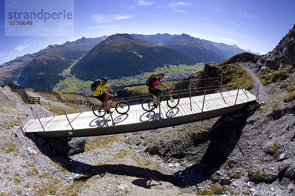 Landschaftlich schön landschaftlich reizvoll Berg Fahrradfahrer Fahrrad Rad Mensch Paar Paare Brücke Herbst zwei Personen 2 Kanton Graubünden Davos schweizerisch Schweiz