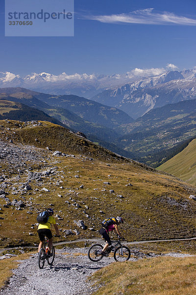 Landschaftlich schön landschaftlich reizvoll Berg Fahrradfahrer Fahrrad Rad Mensch Paar Paare Herbst zwei Personen 2 Kanton Graubünden Davos schweizerisch Schweiz