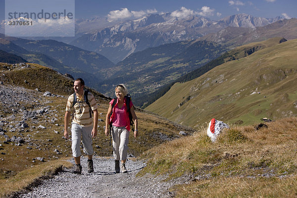Landschaftlich schön landschaftlich reizvoll Berg gehen Weg Mensch Paar Paare wandern Herbst zwei Personen 2 Kanton Graubünden Davos Wanderweg schweizerisch Schweiz